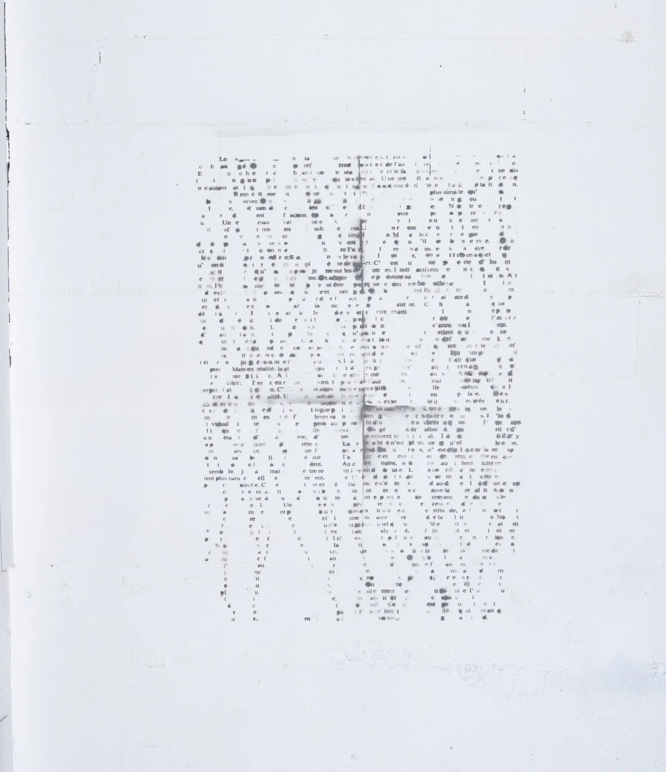 Texte peint au pochoir sur un mur blanc abîmé